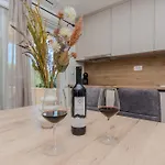 Lucy I Apartmán Vir