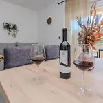 Lucy I Apartmán Vir