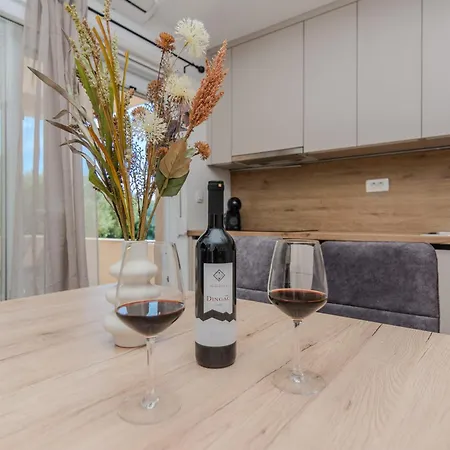 Lucy I Apartment Vir