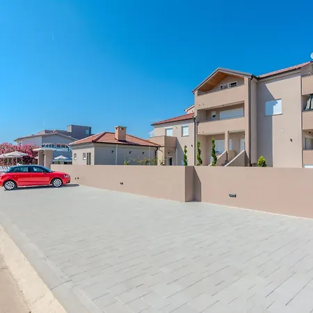 Lucy I Apartment Vir