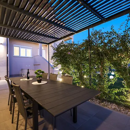 Lucy I Apartment Vir