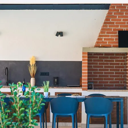 Lucy I Apartment Vir