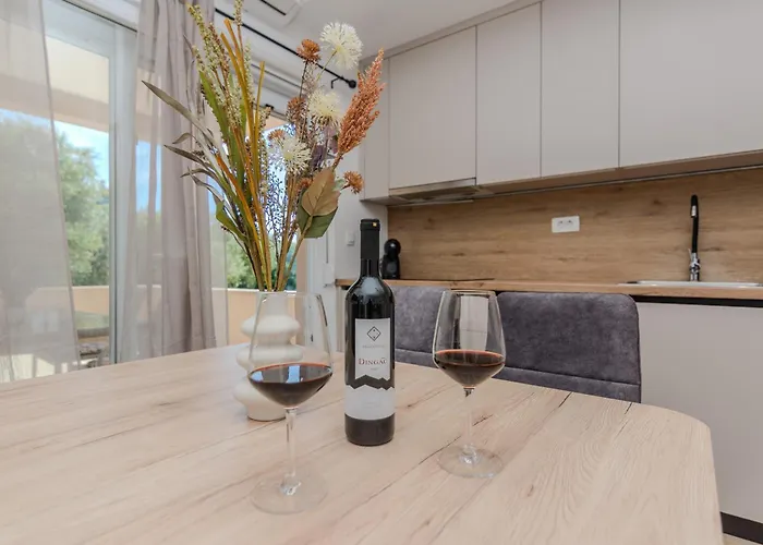 Lucy I Apartment Vir