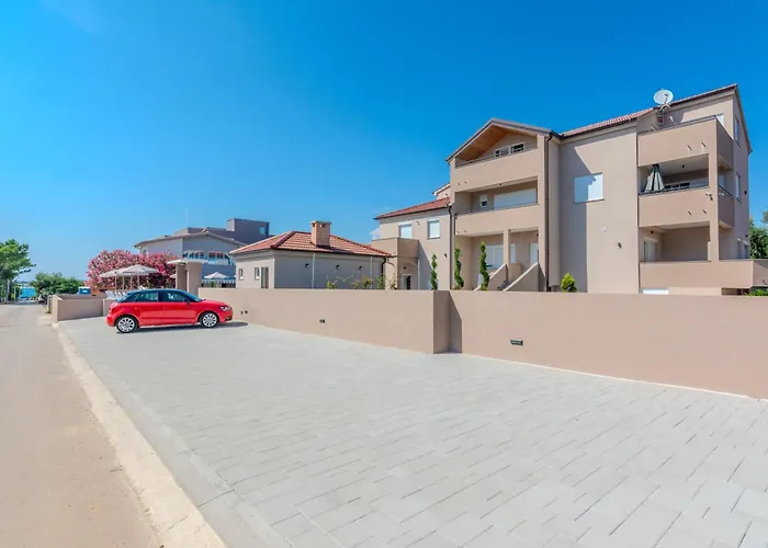 Lucy I Apartment Vir