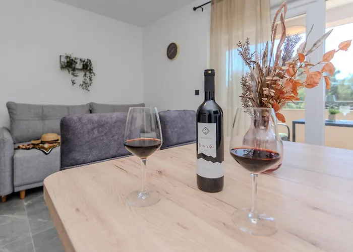 Lucy I Apartment Vir