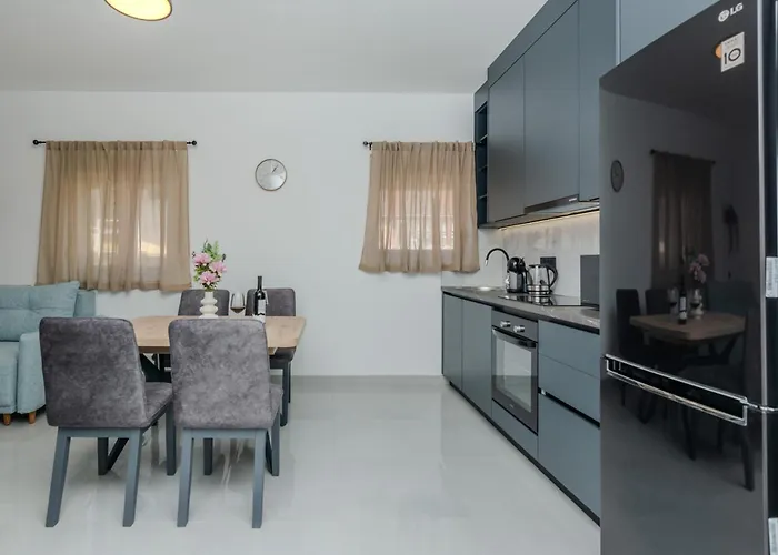 Lucy I Apartman Vir