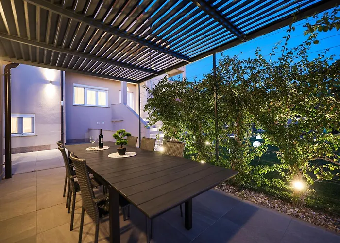 Lucy I Apartment Vir